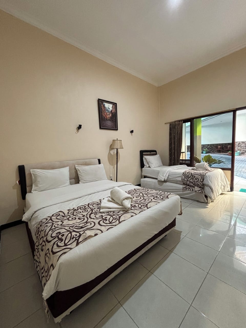 Family Quadruple Room | Desk, bed sheets