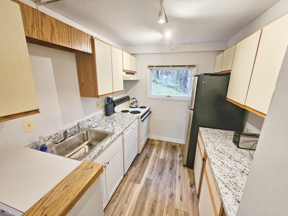 Remodeled Mountainside Condo w/Pool & Hot Tub! (7433)