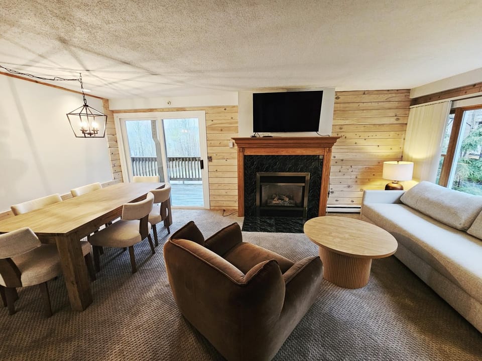 Remodeled Mountainside Condo w/Pool & Hot Tub! (7431)