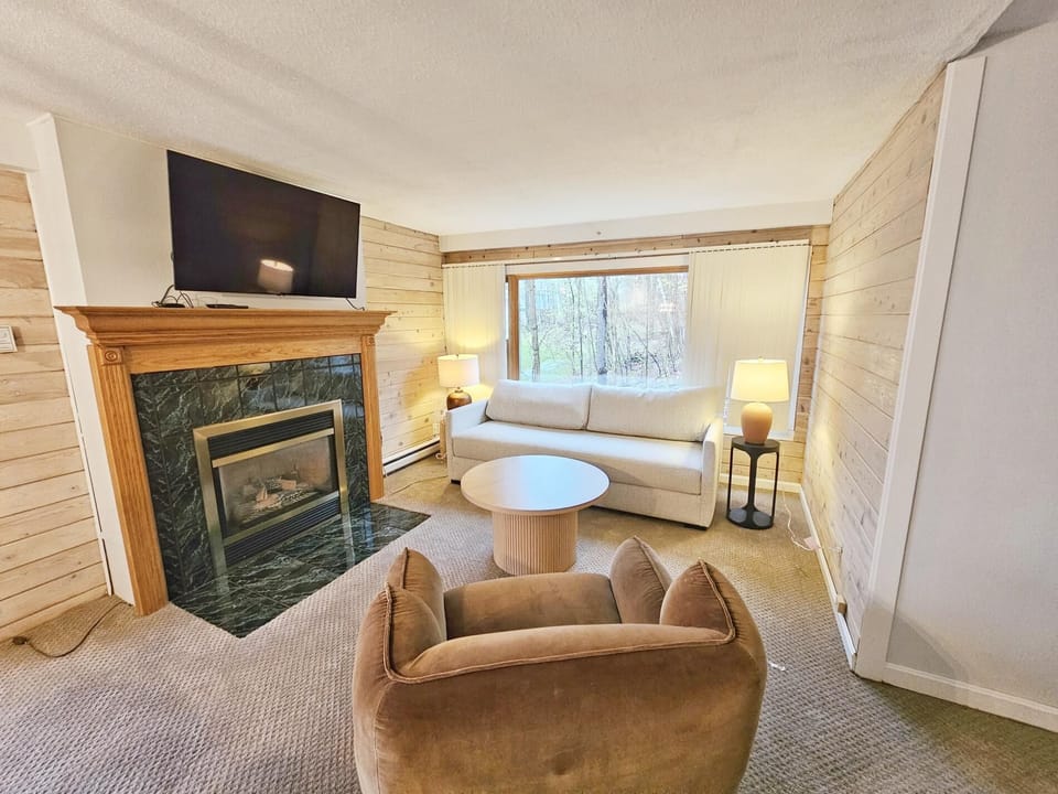 Remodeled Mountainside Condo w/Pool & Hot Tub! (7434)