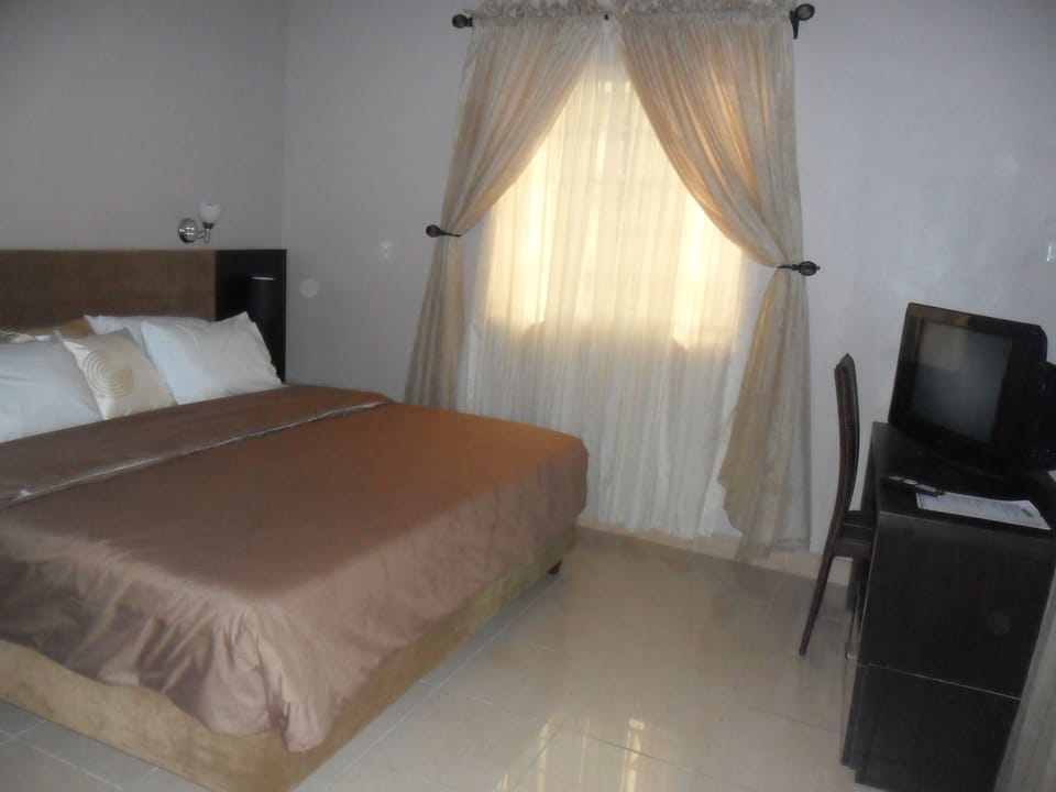 Standard Room | Living room | Flat-screen TV