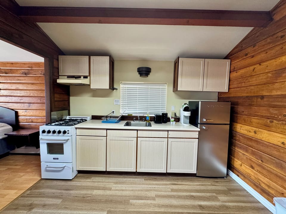 Deluxe Studio, 1 Queen Bed, Mountain View | Private kitchen | Coffee/tea maker, paper towels