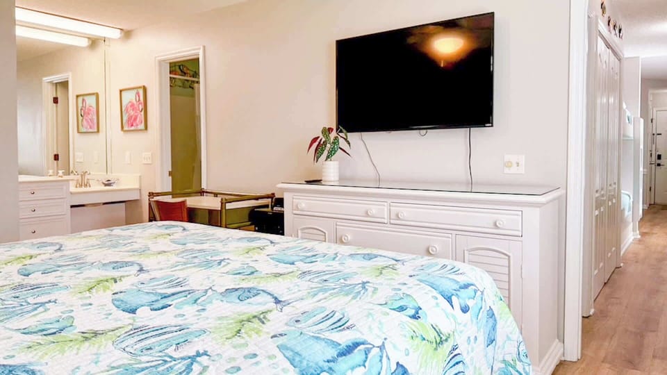 Bedroom with king bed, Smart TV, and ensuite 