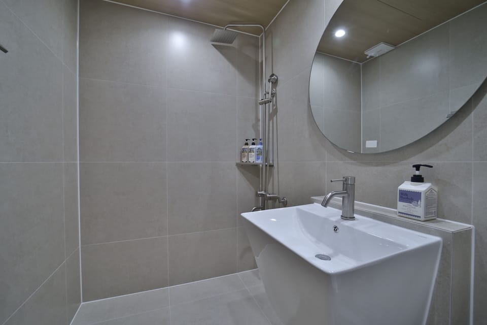 Deluxe Twin Mediterranean - Jacuzzi | Bathroom | Separate tub and shower, deep soaking tub, free toiletries, hair dryer