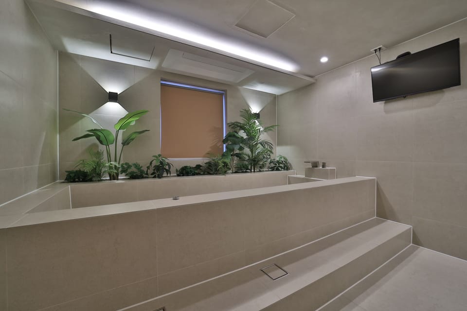 Deluxe Mediterranean - Jacuzzi | Bathroom | Separate tub and shower, deep soaking tub, free toiletries, hair dryer