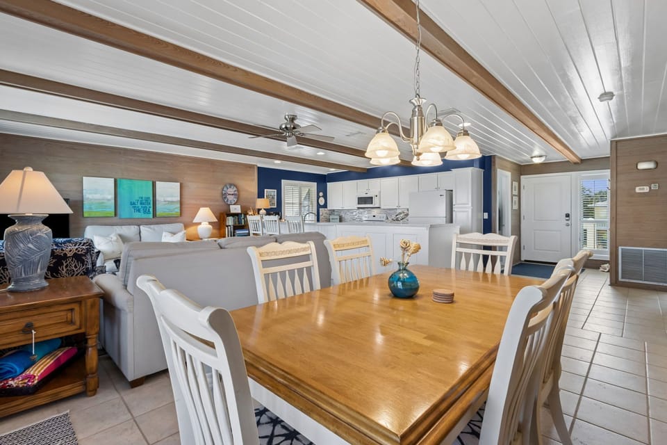 Dining Area with Seating for 6