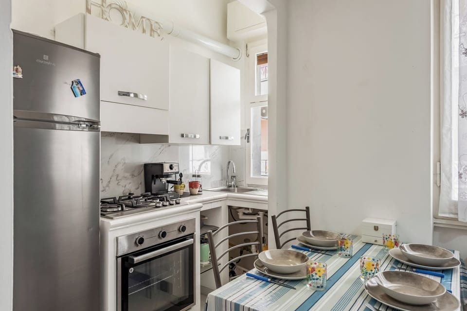 Standard Apartment, Multiple Bedrooms (Casa Tolly Rapallo) | Private kitchen | Fridge, microwave, oven, stovetop