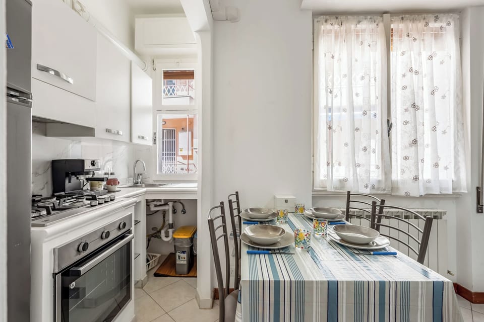 Standard Apartment, Multiple Bedrooms (Casa Tolly Rapallo) | Private kitchen | Fridge, microwave, oven, stovetop