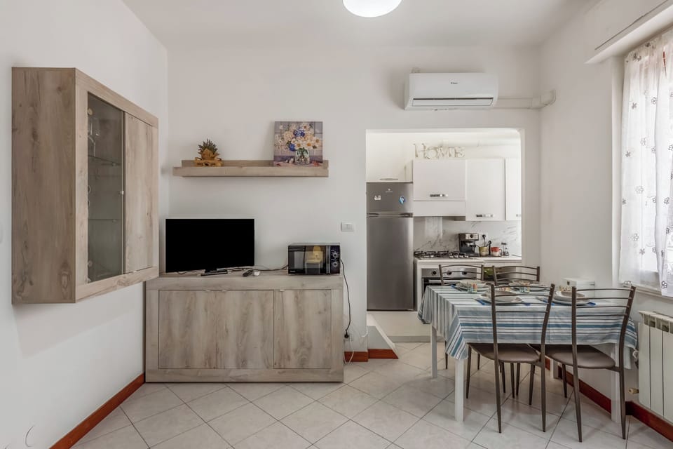 Standard Apartment, Multiple Bedrooms (Casa Tolly Rapallo) | Private kitchen | Fridge, microwave, oven, stovetop