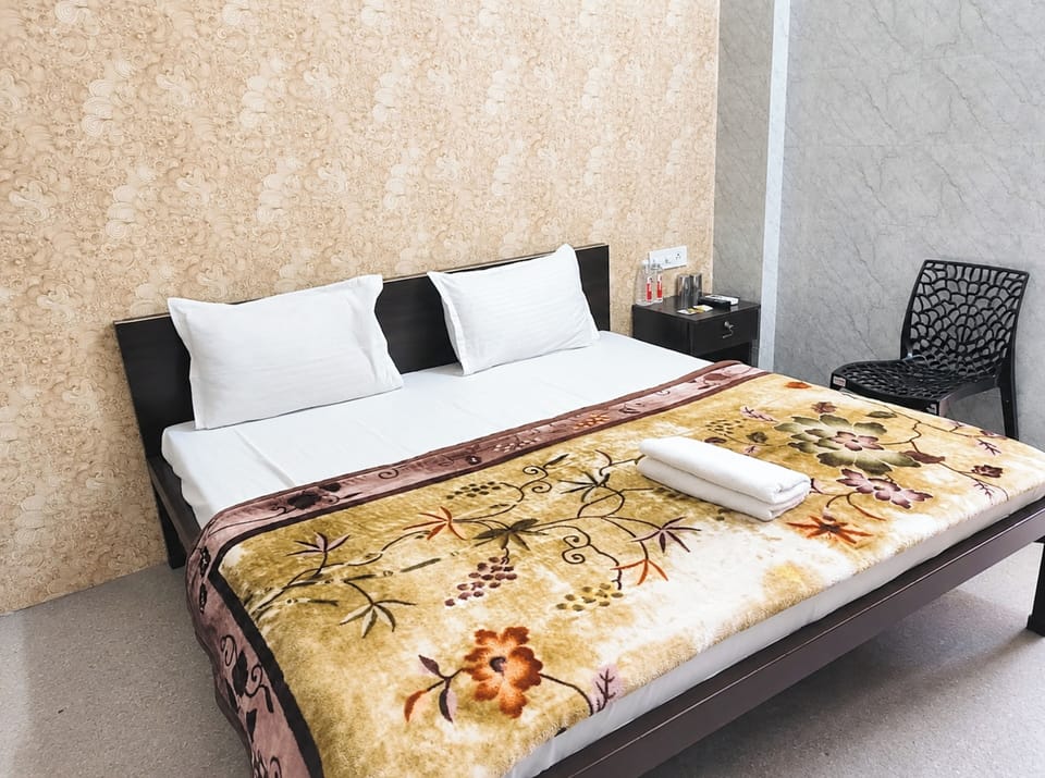 Standard Double Room, Air conditioning | Hypo-allergenic bedding, desk, soundproofing, free WiFi