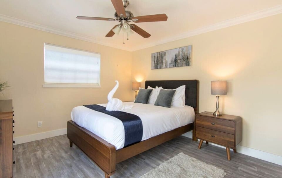Bedroom 2 | Queen-sized bed | Direct Access to pool
