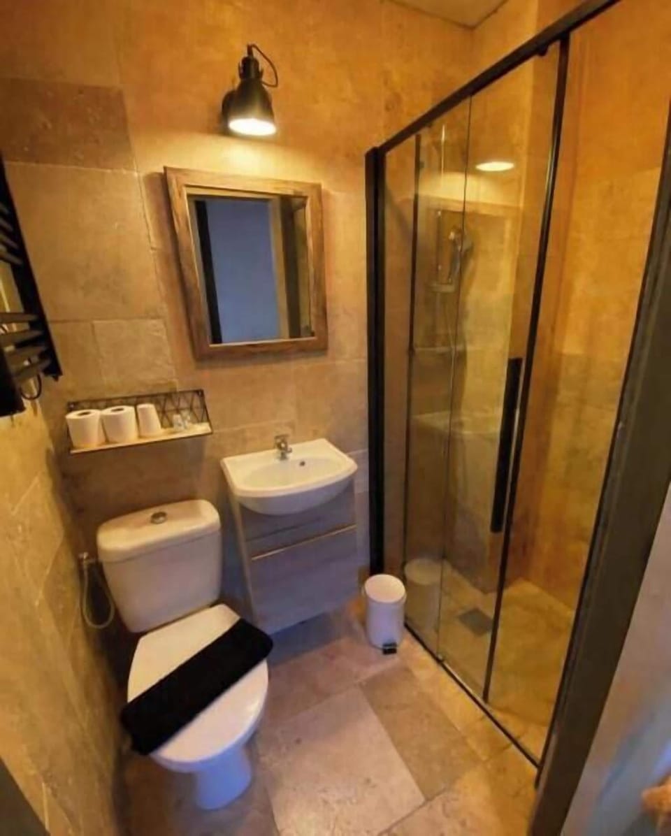 Classic Double Room, City View | Bathroom