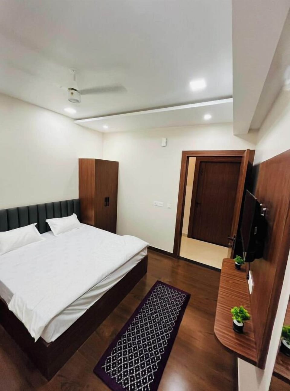 Deluxe Double Room | Iron/ironing board