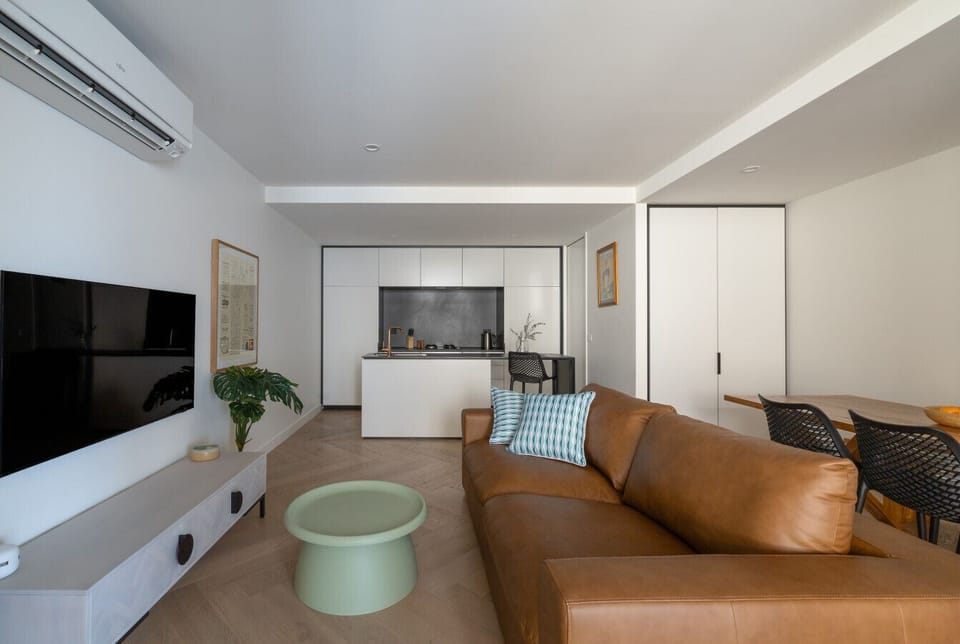 Curl up on the leather sofa with a warm drink, stream your favourite movie, and enjoy the comfort of this cosy, heated retreat after a day exploring Melbourne.