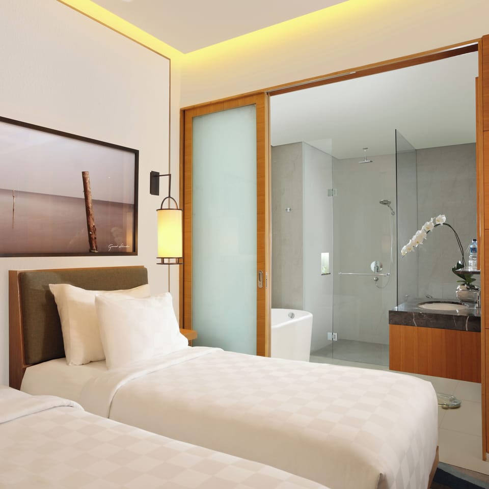 Deluxe Grand Twin | Premium bedding, minibar, in-room safe, desk
