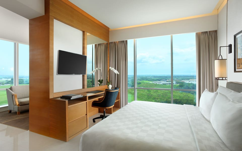 Executive Suite | Premium bedding, minibar, in-room safe, desk