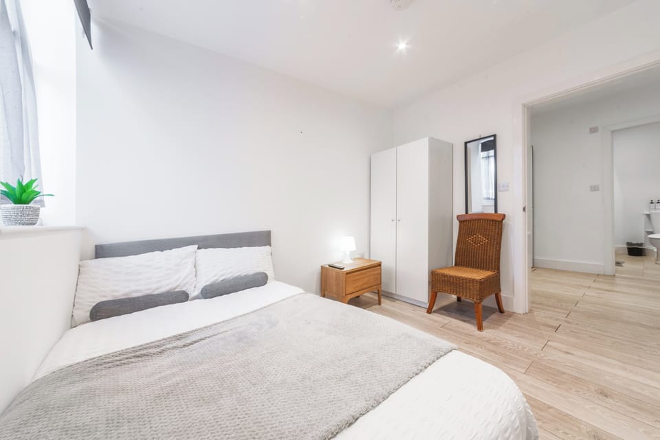 Central - Stay 2 - Near Transport - Paid Parking Apartment in Maidstone