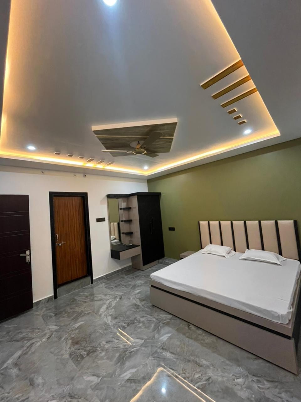 Suite | Rollaway beds, free WiFi, bed sheets