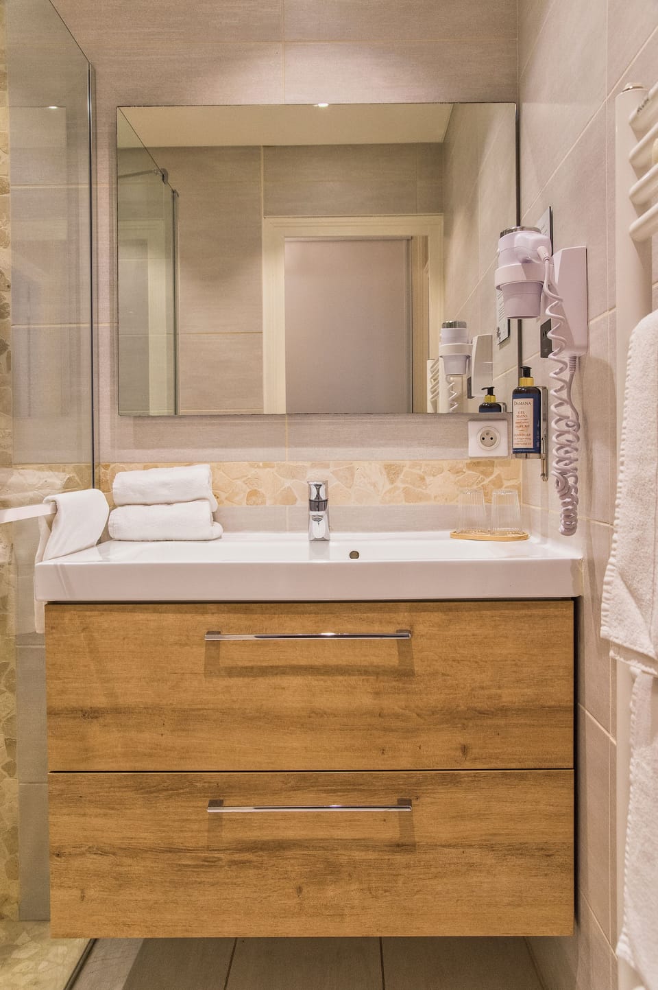 Twin Room, Terrace | Bathroom | Free toiletries, hair dryer, towels, soap