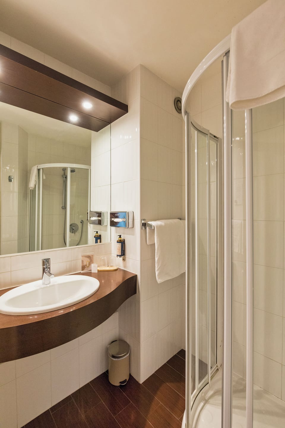 Superior Double Room, Terrace | Bathroom | Free toiletries, hair dryer, towels, soap