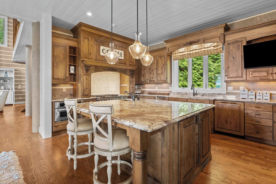 Kitchen | Dishwasher | Refrigerator | Main Level