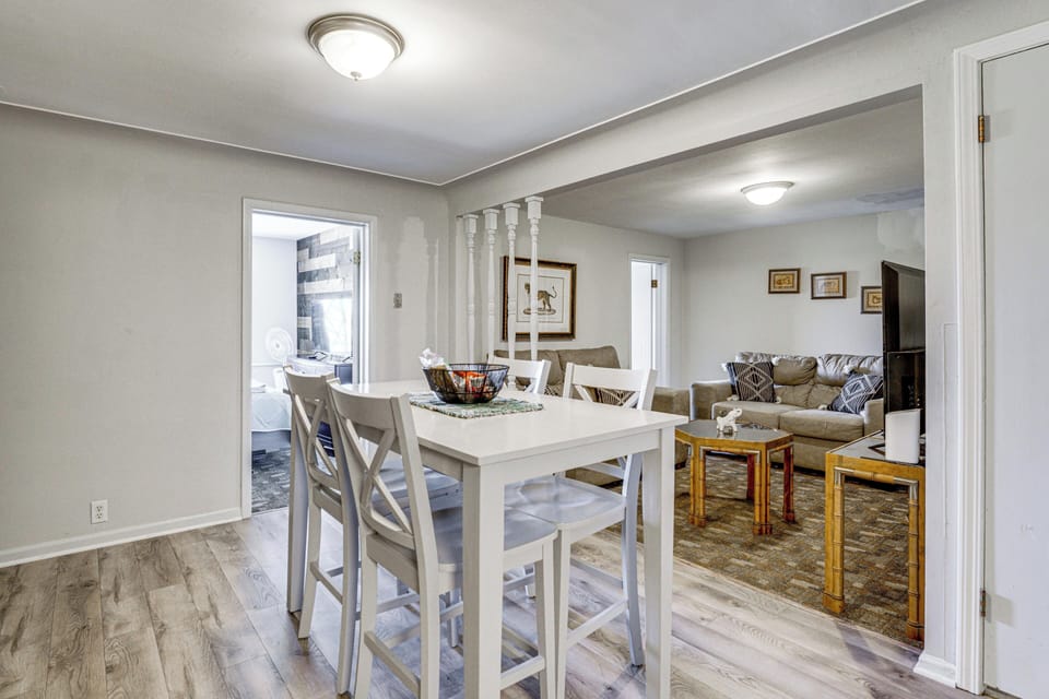 Dining Area | Dishware/Flatware Provided