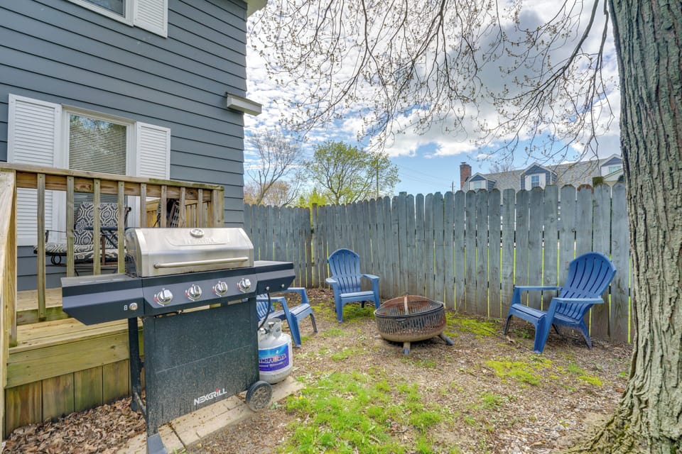Backyard | Deck | Fire Pit | Gas Grill