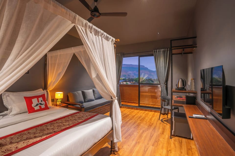 Deluxe Quad Room | In-room safe, laptop workspace, iron/ironing board, free WiFi