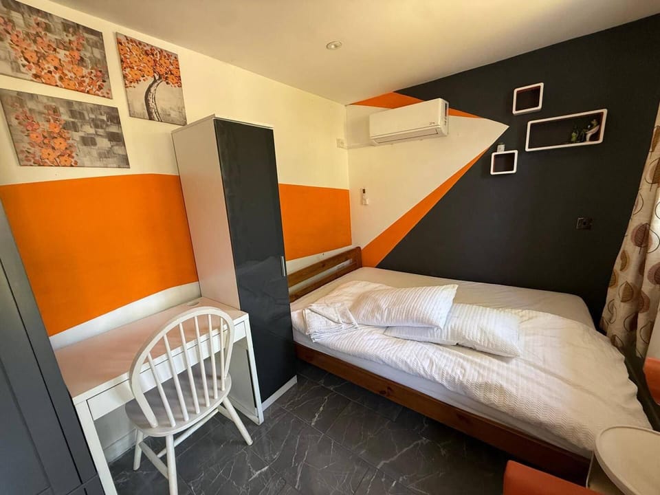 WiFi (free), bed sheets