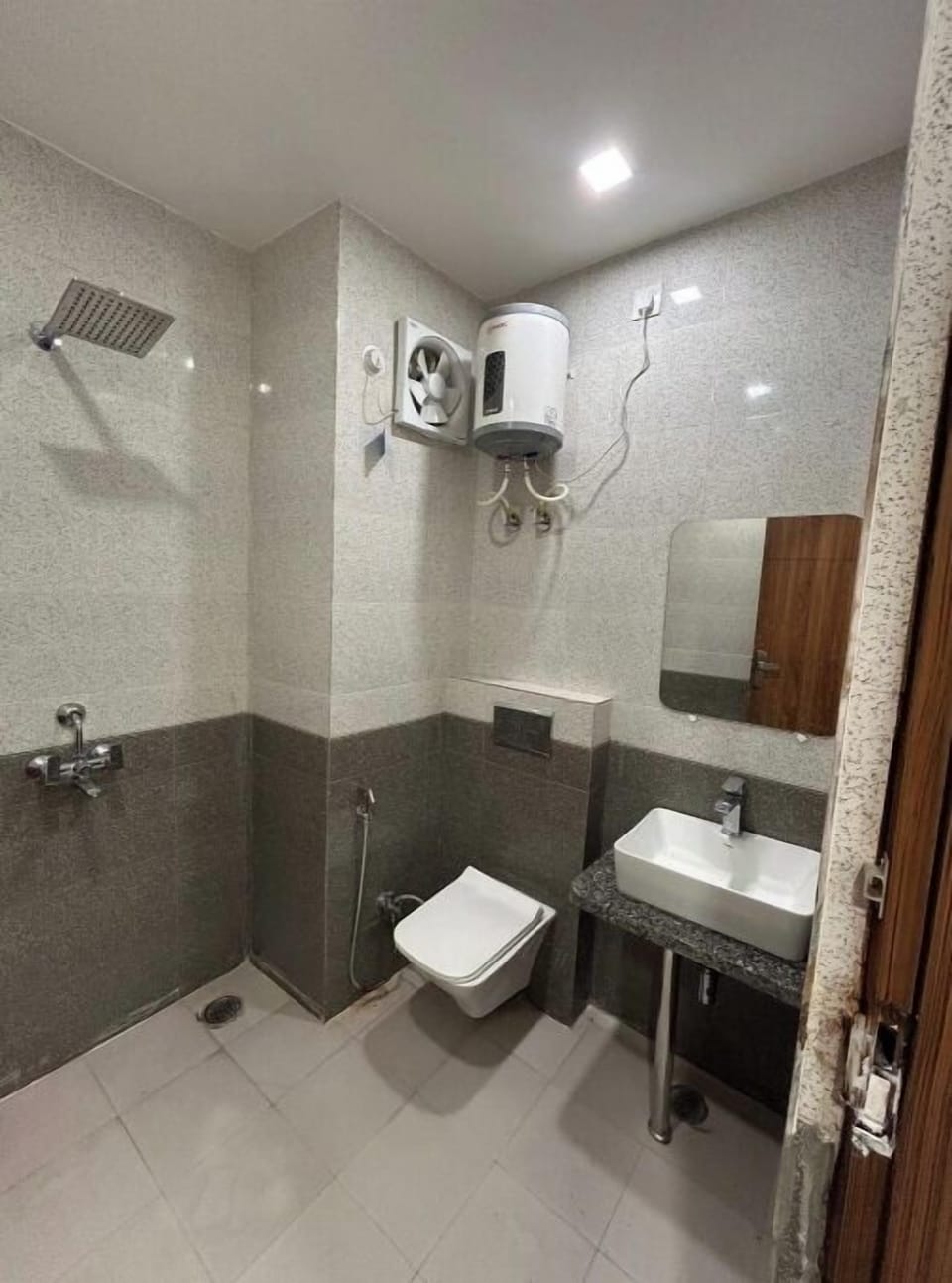 Deluxe Room | Bathroom | Shower, free toiletries, towels, soap