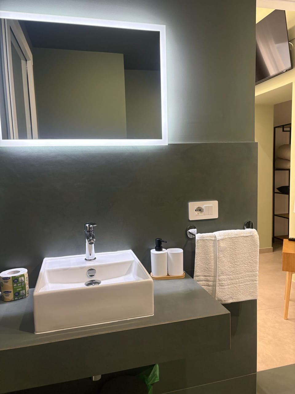 Classic Double or Twin Room | Bathroom | Free toiletries, hair dryer, towels, soap