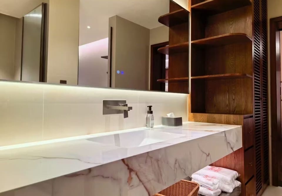 Signature Suite, Valley View | Bathroom | Free toiletries, hair dryer, towels, soap