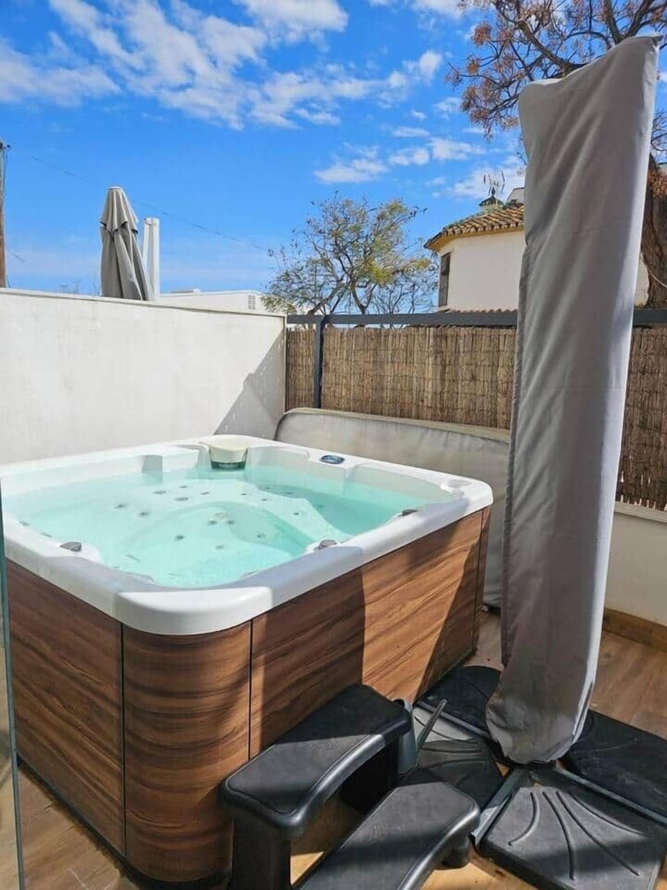 Outdoor spa tub