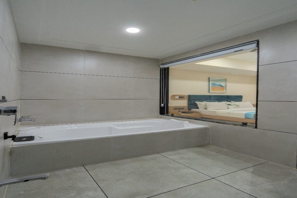 Gold Room | Bathroom | Free toiletries, towels, soap, shampoo