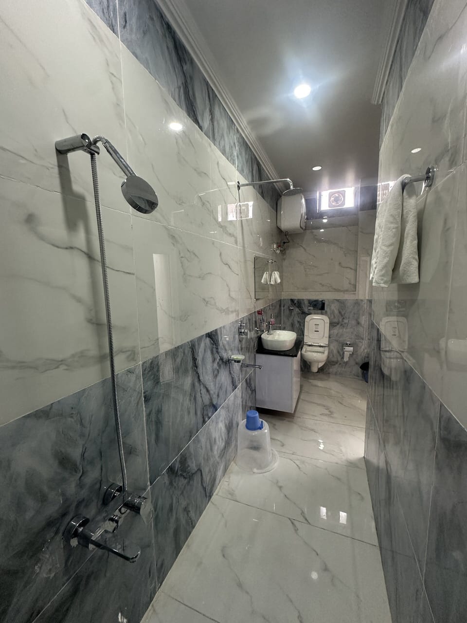 Triple Room | Bathroom | Shower, soap, shampoo