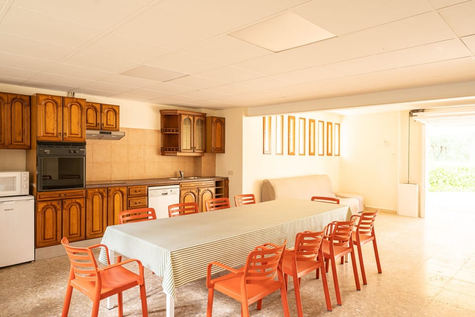 Converted garage at Majordoms Velo used as a second dining and activity room. Equipped with fridge, dishwasher, oven, 50” Smart TV and ample space for bike storage — purpose-built for cycling groups.