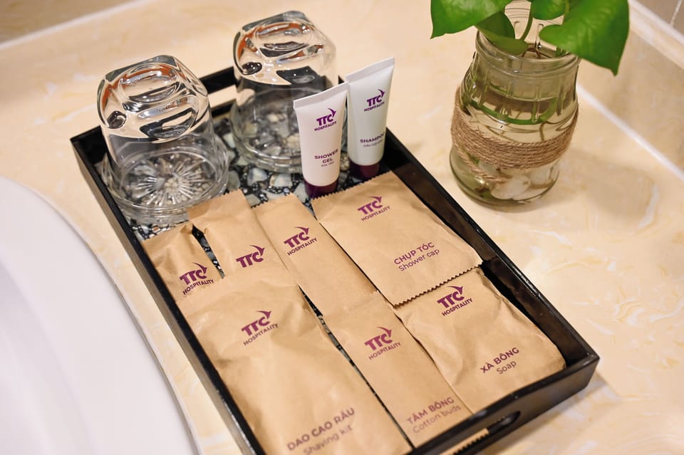 Suite City King View | Bathroom | Free toiletries, hair dryer, slippers, towels