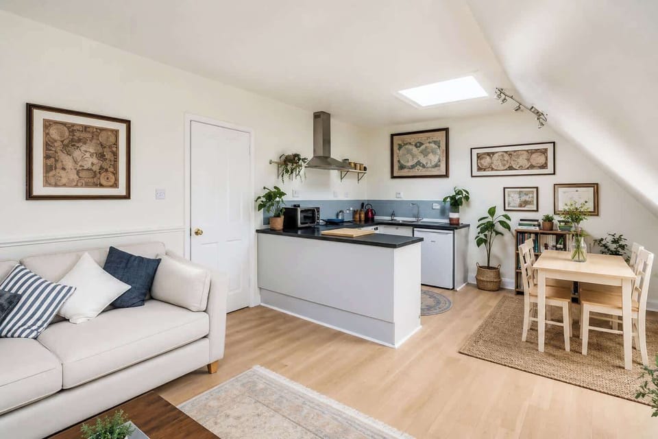 The kitchen and dining area