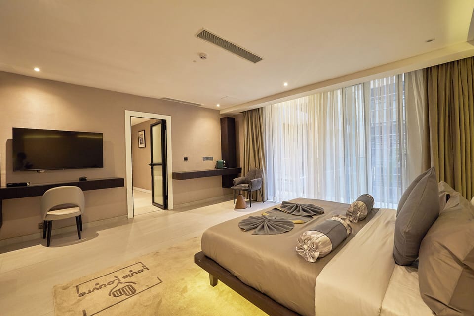 Executive Single Room, Balcony, Pool View | In-room safe, desk, laptop workspace, soundproofing