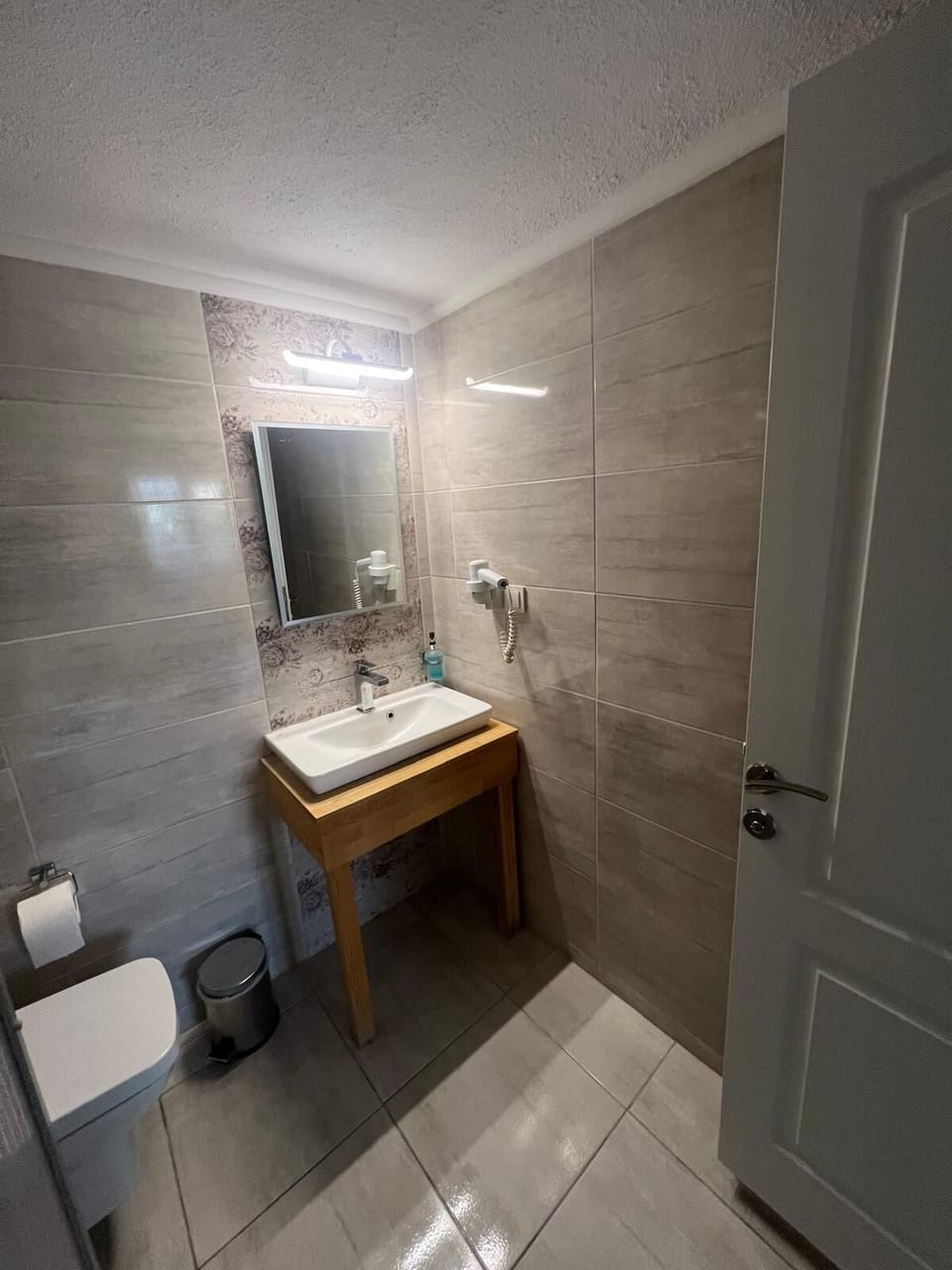 Classic Triple Room, Balcony | Bathroom | Hair dryer, towels, soap, shampoo
