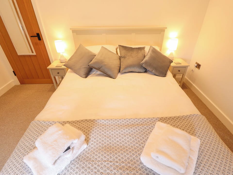 2 bedrooms, individually decorated, individually furnished