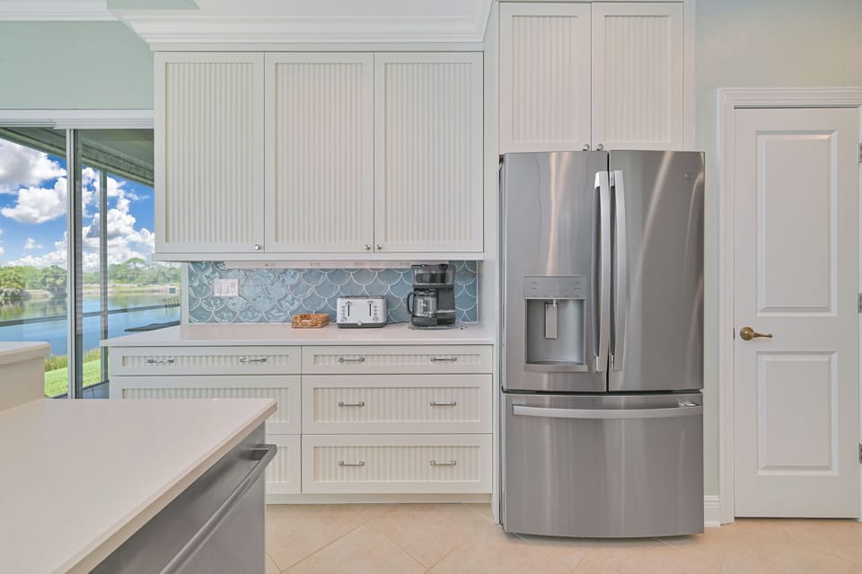 WestBay1 - The fully equipped kitchen offers lake view and sliding doors opening up to the screened in lanai