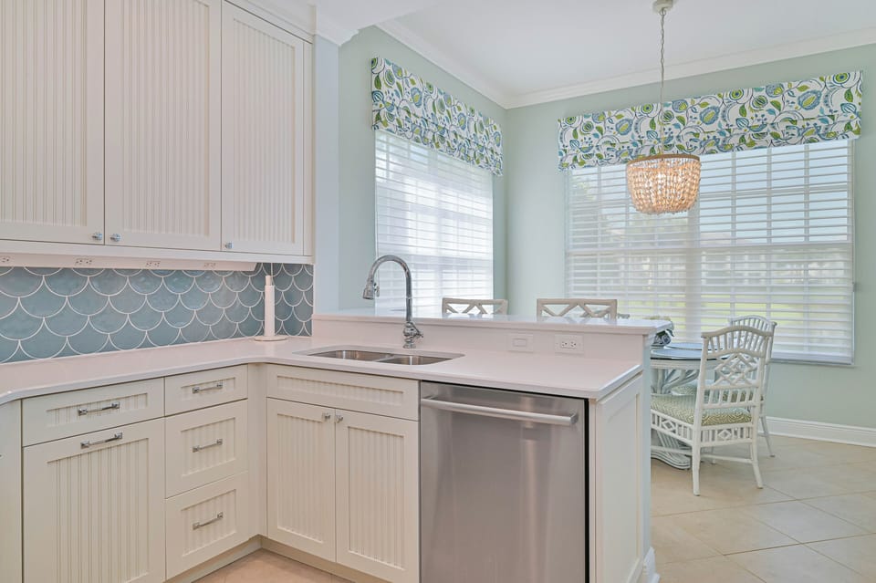 WestBay1 - Fully equipped kitchen with breakfast nook