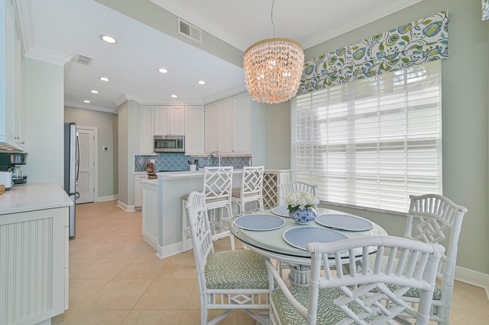 WestBay1 - Fully equipped kitchen with breakfast bar and breakfast nook