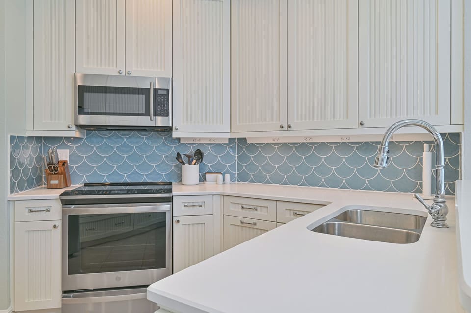 WestBay1 - Fully equipped kitchen with breakfast nook