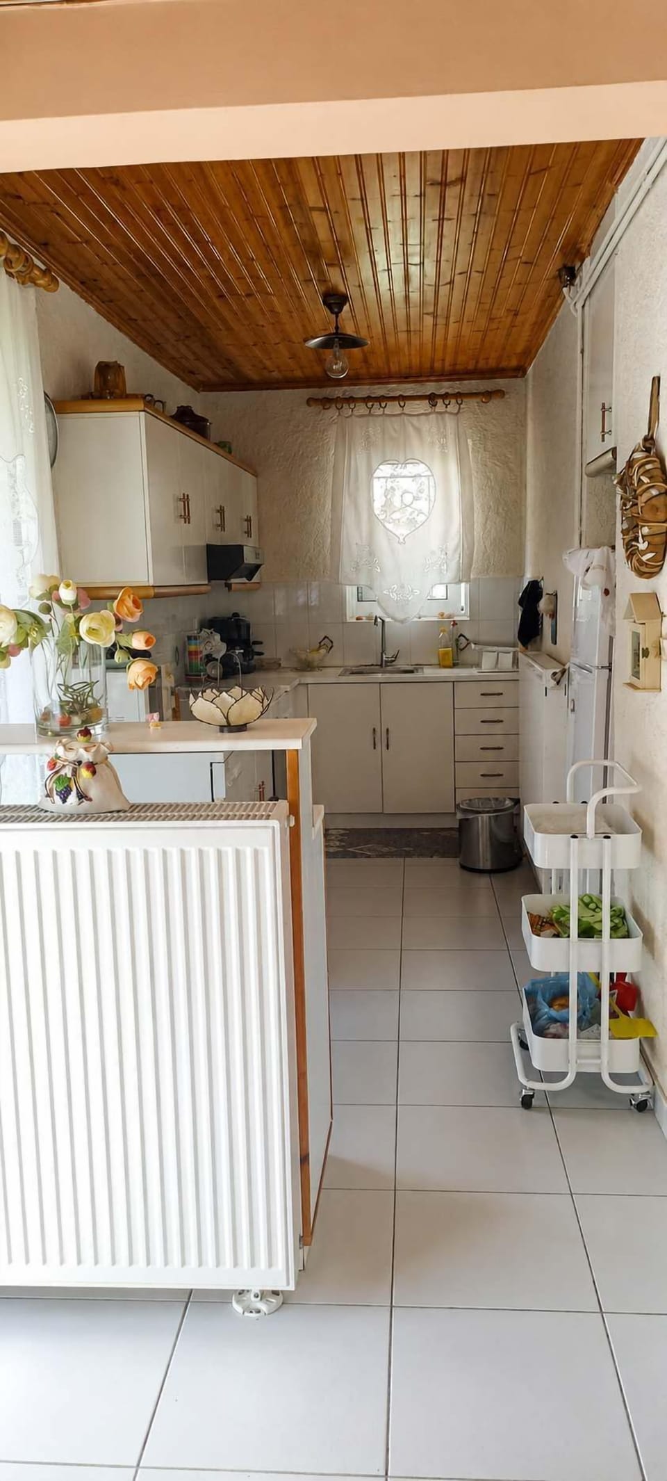 Functional and fully equipped kitchen with everything needed for preparing meals during your stay. Bright, clean, and practical, offering a comfortable space for cooking