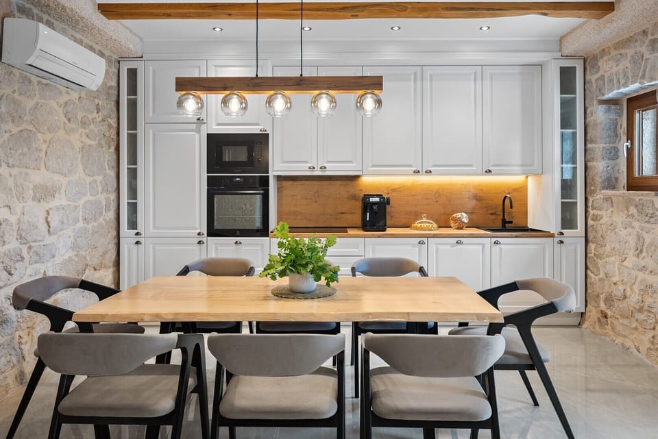 High-quality kitchen equipped with a refrigerator, stove, coffee maker, toaster, kettle and everything you need for a comfortable stay.