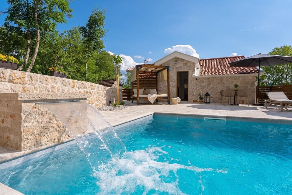 Enjoy a private heated pool measuring 9.5m x 4m with an electrolysis filtering system.