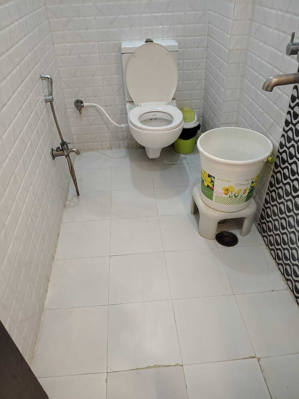 Towels, soap, shampoo, toilet paper