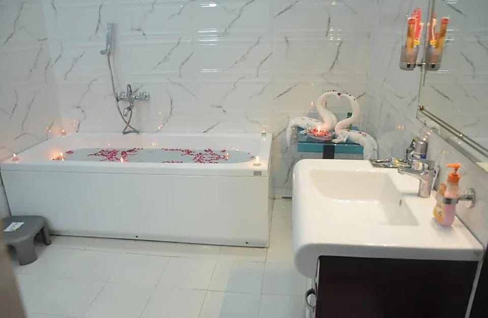 Suite, City View | Bathroom | Towels, soap, shampoo, toilet paper